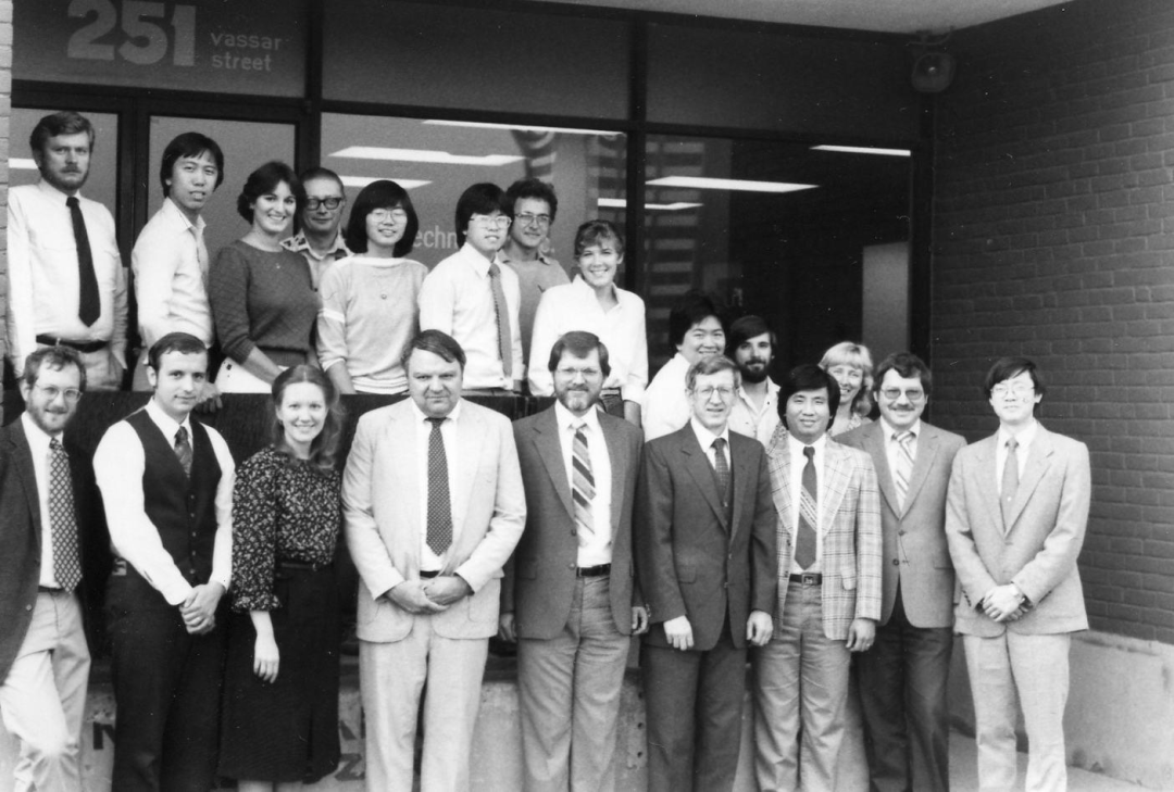 1982 年，AspenTech 全体 20 名员工在 251 Vassar Street 门前，前排为创始人，中间为 Larry Evans
